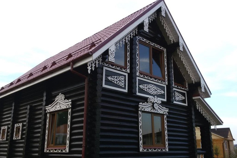 Design Of Platbands On Windows In The Wooden House