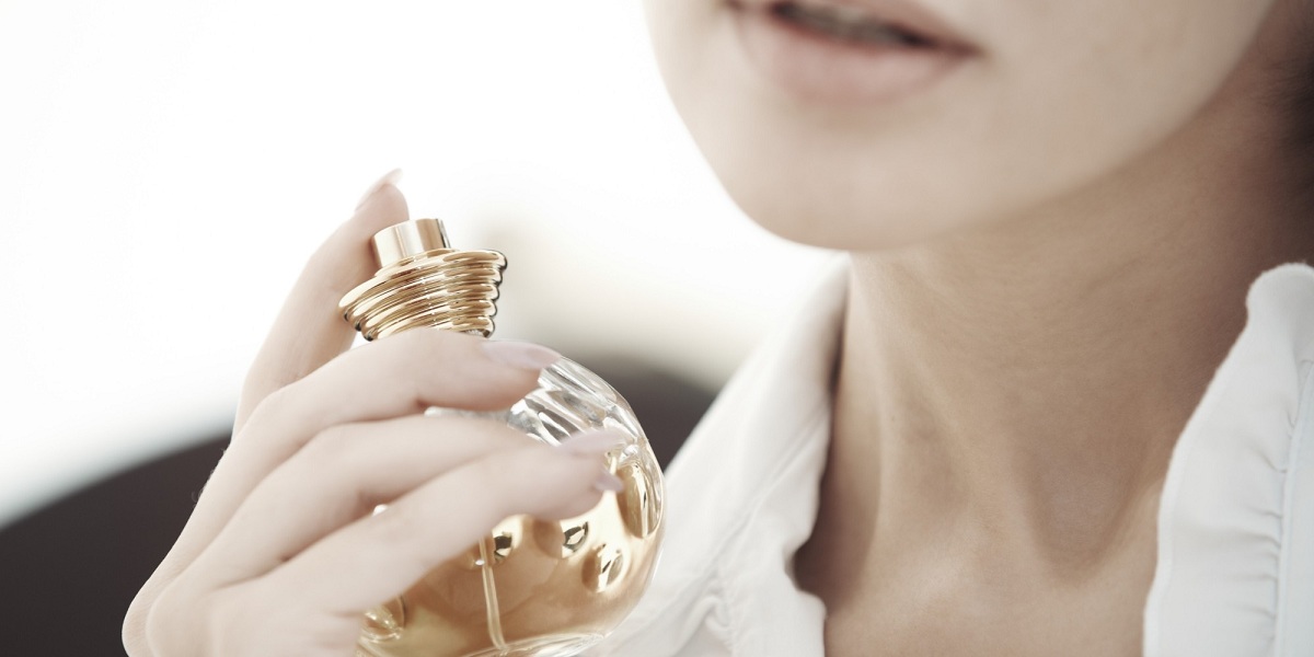 Where Is The Right Way To Put Perfume On The Body To Smell Longer?